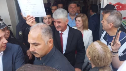 Köyceğiz'in Yeni Belediye Başkanı Ali Erdoğan Mazbatayı Aldı, Kapıyı Söktürdü!