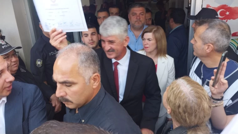 Köyceğiz'in Yeni Belediye Başkanı Ali Erdoğan Mazbatayı Aldı, Kapı Söktürdü!